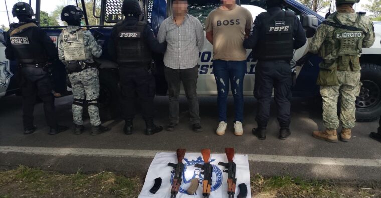 Traían tres armas de alto poder.