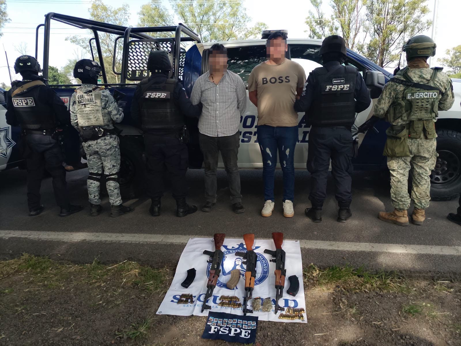 Traían tres armas de alto poder.
